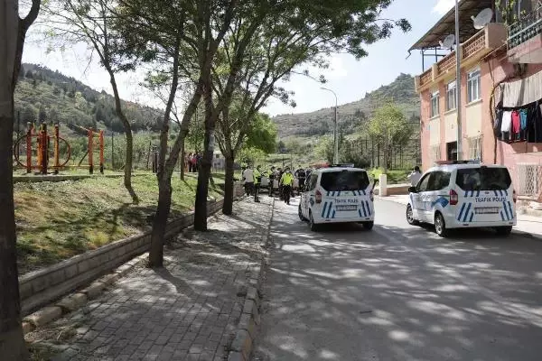 Son dakika... Otomobil, çocuk parkında beton bordüre çarptı; 3 kişi yaralandı Son dakika... Otomobil, çocuk parkında beton bordüre çarptı; 3 kişi yaralandı