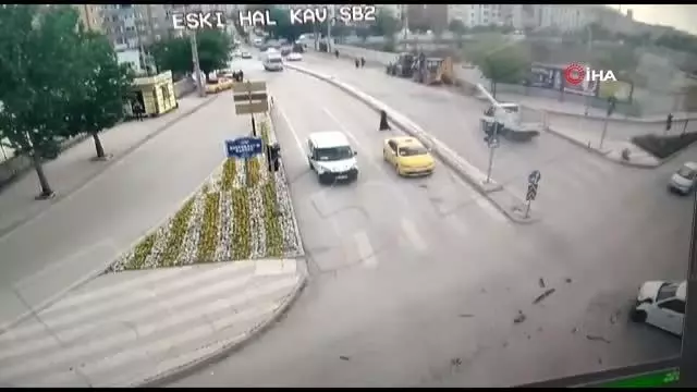 Son Dakika | Otomobil, Covid temaslısı taşıyan ambulansa böyle çarptı Son Dakika | Otomobil, Covid temaslısı taşıyan ambulansa böyle çarptı
