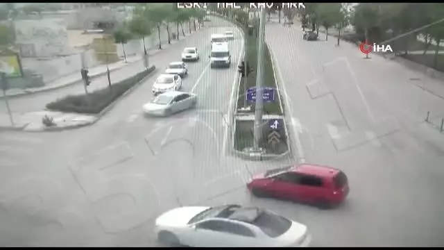 Son Dakika | Otomobil, Covid temaslısı taşıyan ambulansa böyle çarptı Son Dakika | Otomobil, Covid temaslısı taşıyan ambulansa böyle çarptı