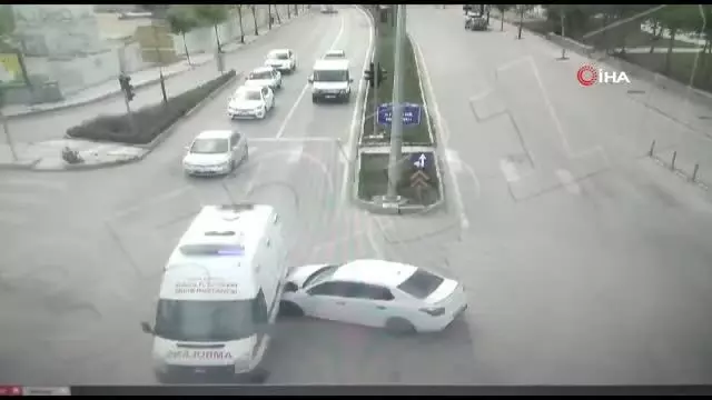 Son Dakika | Otomobil, Covid temaslısı taşıyan ambulansa böyle çarptı Son Dakika | Otomobil, Covid temaslısı taşıyan ambulansa böyle çarptı
