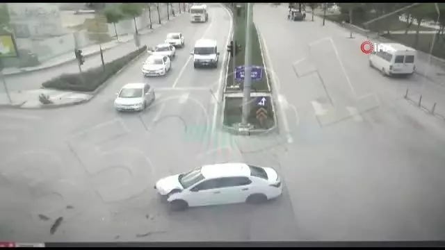 Son Dakika | Otomobil, Covid temaslısı taşıyan ambulansa böyle çarptı Son Dakika | Otomobil, Covid temaslısı taşıyan ambulansa böyle çarptı