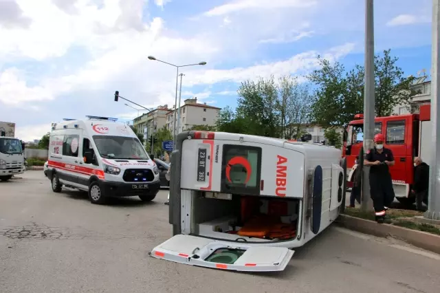 Otomobil, Covid temaslısı taşıyan ambulansa çarptı Otomobil, Covid temaslısı taşıyan ambulansa çarptı