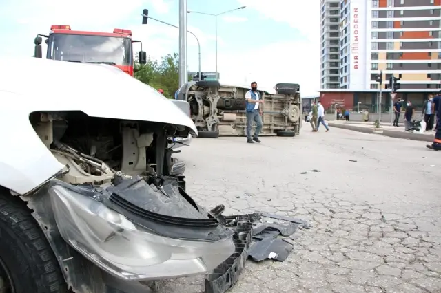 Otomobil, Covid temaslısı taşıyan ambulansa çarptı Otomobil, Covid temaslısı taşıyan ambulansa çarptı
