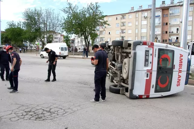 Otomobil, Covid temaslısı taşıyan ambulansa çarptı Otomobil, Covid temaslısı taşıyan ambulansa çarptı