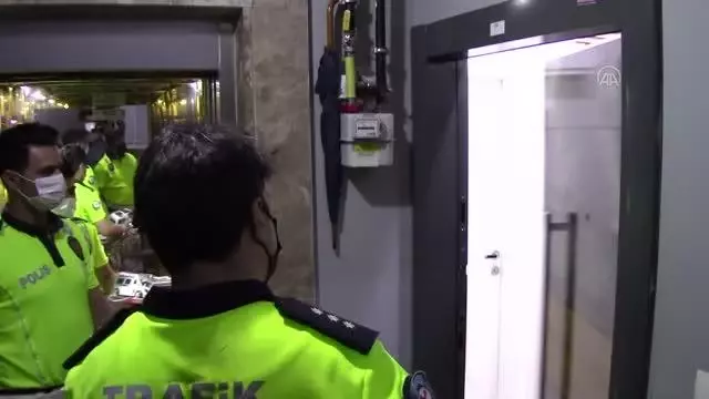 Polislerden trafik kazası geçiren aileye ziyaret