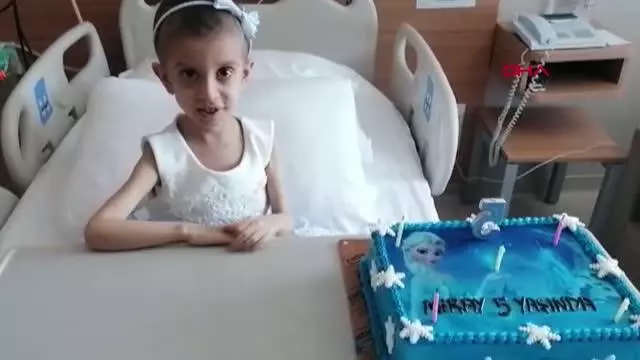 Polisten, lösemi tedavisi gören minik Miray'a doğum günü sürprizi