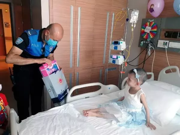 Polisten, lösemi tedavisi gören minik Miray'a doğum günü sürprizi