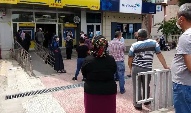 PTT önünde uzun kuyruklar oluştu PTT önünde uzun kuyruklar oluştu
