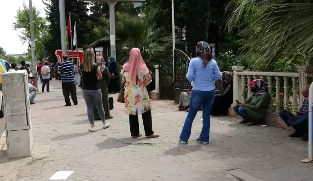 PTT önünde uzun kuyruklar oluştu PTT önünde uzun kuyruklar oluştu