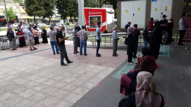 PTT önünde uzun kuyruklar oluştu PTT önünde uzun kuyruklar oluştu