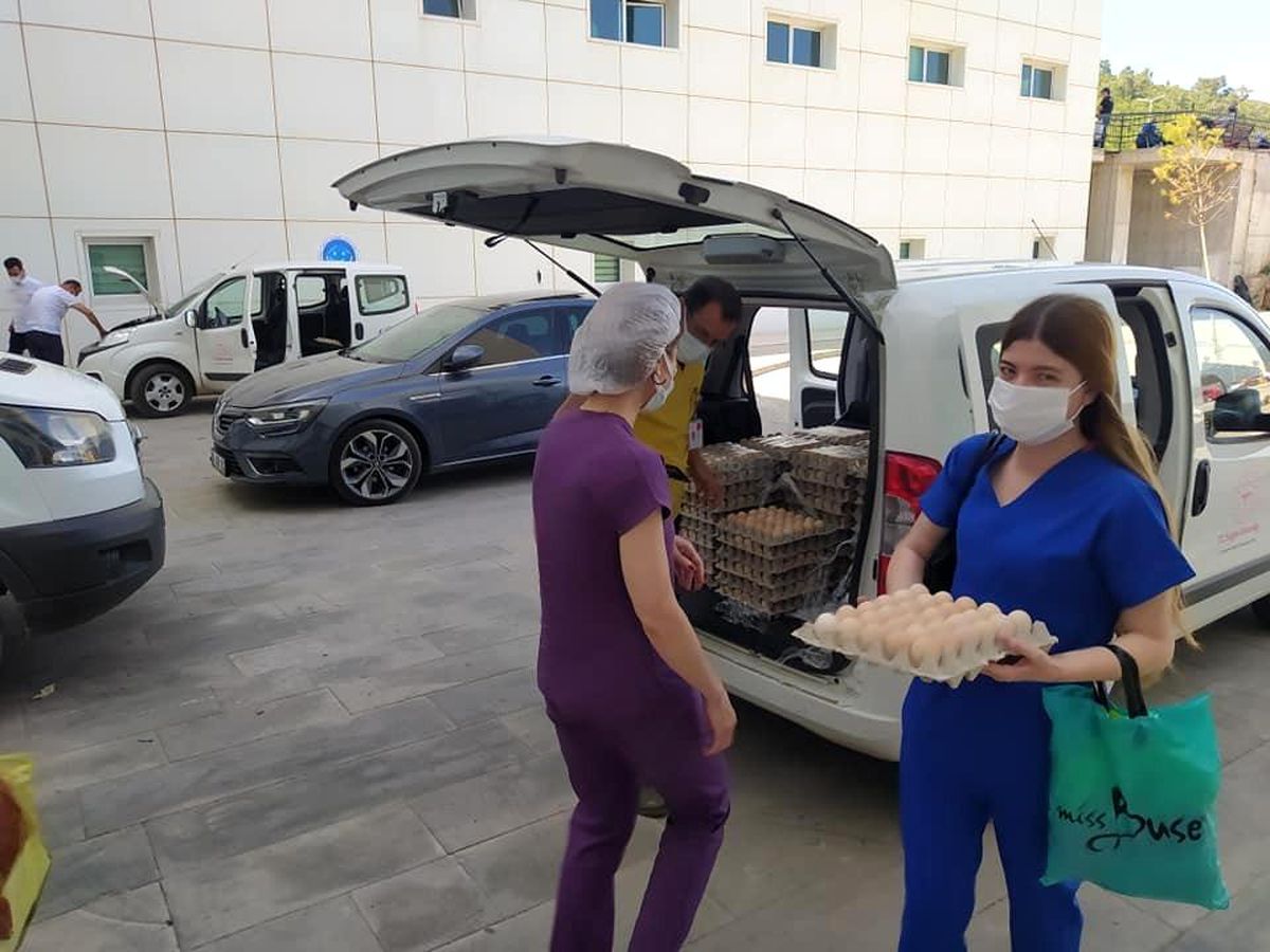 Sağlık çalışanlarına yumurta ile teşekkür etti