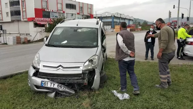 Samsun'da tır hafif ticari araca çarptı: 2 yaralı Samsun'da tır hafif ticari araca çarptı: 2 yaralı