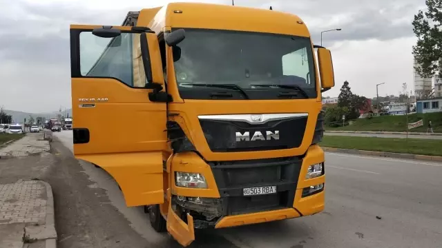 Samsun'da tır hafif ticari araca çarptı: 2 yaralı Samsun'da tır hafif ticari araca çarptı: 2 yaralı