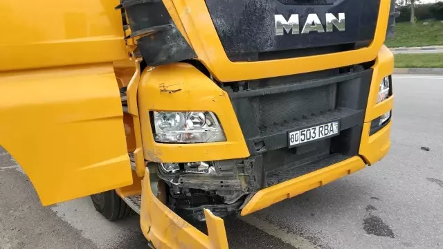 Samsun'da tır hafif ticari araca çarptı: 2 yaralı Samsun'da tır hafif ticari araca çarptı: 2 yaralı