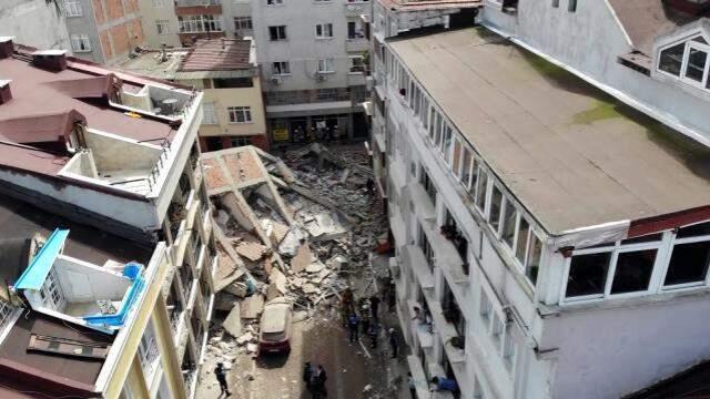 Son Dakika! Zeytinburnu'nda daha önce boşaltılan bina çöktü, enkaz altında çok sayıda araç var Son Dakika! Zeytinburnu'nda daha önce boşaltılan bina çöktü, enkaz altında çok sayıda araç var