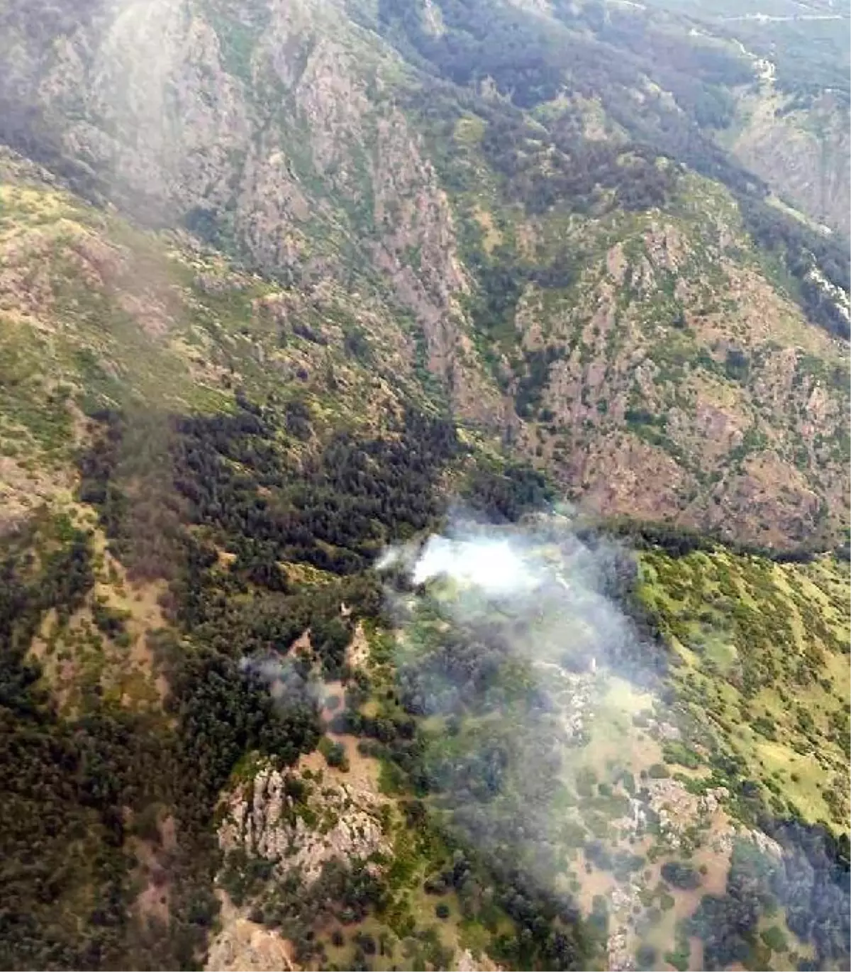 Spil Dağı Milli Parkı'nda yangın; havadan ve karadan müdahaleyle söndürüldü