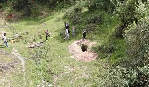 Sultangazi'de defineciler ormanı delik deşik etti; devasa çukurlar açtı Sultangazi'de defineciler ormanı delik deşik etti; devasa çukurlar açtı