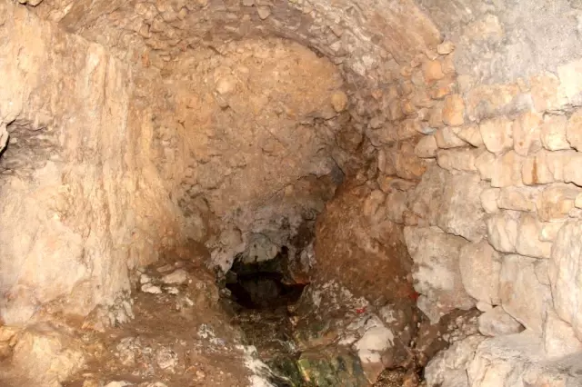 Tarihi caminin altından yüzyıllardır su akıyor Tarihi caminin altından yüzyıllardır su akıyor