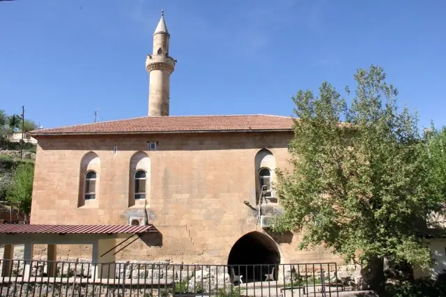 Tarihi caminin altından yüzyıllardır su akıyor Tarihi caminin altından yüzyıllardır su akıyor