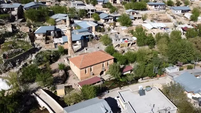 Tarihi caminin altından yüzyıllardır su akıyor Tarihi caminin altından yüzyıllardır su akıyor