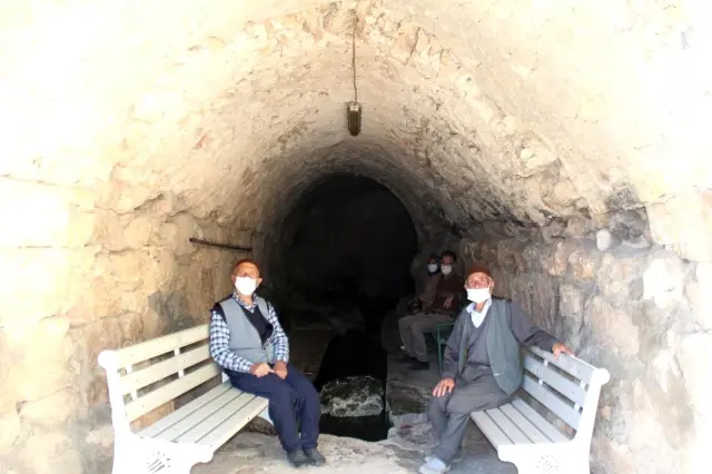 Tarihi caminin altından yüzyıllardır su akıyor Tarihi caminin altından yüzyıllardır su akıyor