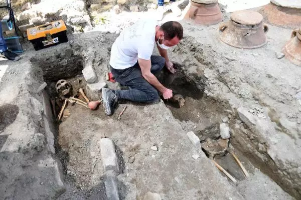 Tarihi Kadıkalesi kazılarında 13'üncü yüzyıldan kalma insan iskeletleri bulundu Tarihi Kadıkalesi kazılarında 13'üncü yüzyıldan kalma insan iskeletleri bulundu