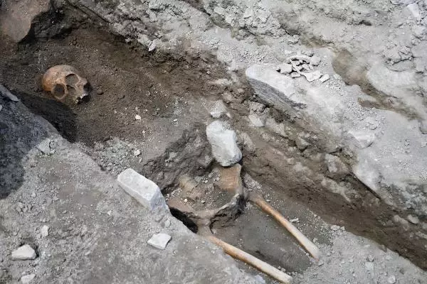 Tarihi Kadıkalesi kazılarında 13'üncü yüzyıldan kalma insan iskeletleri bulundu Tarihi Kadıkalesi kazılarında 13'üncü yüzyıldan kalma insan iskeletleri bulundu