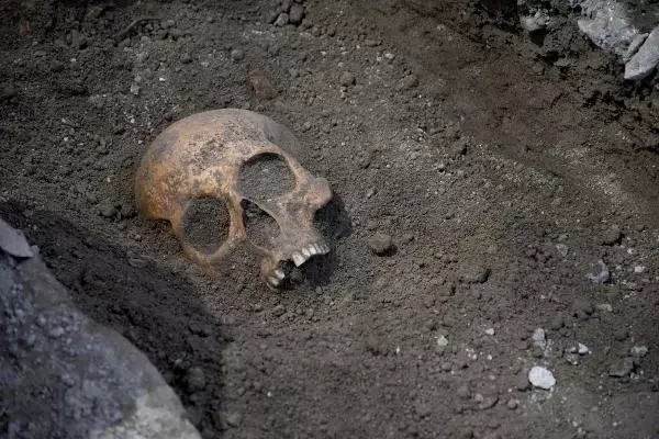Tarihi Kadıkalesi kazılarında 13'üncü yüzyıldan kalma insan iskeletleri bulundu Tarihi Kadıkalesi kazılarında 13'üncü yüzyıldan kalma insan iskeletleri bulundu