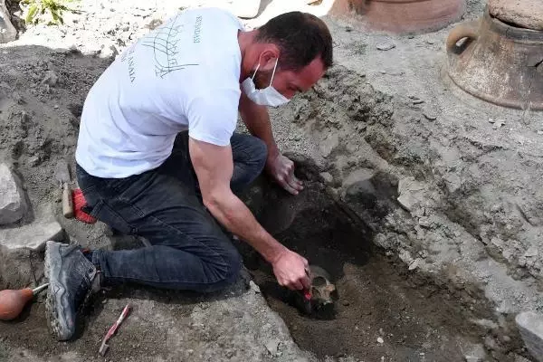 Tarihi Kadıkalesi kazılarında 13'üncü yüzyıldan kalma insan iskeletleri bulundu Tarihi Kadıkalesi kazılarında 13'üncü yüzyıldan kalma insan iskeletleri bulundu
