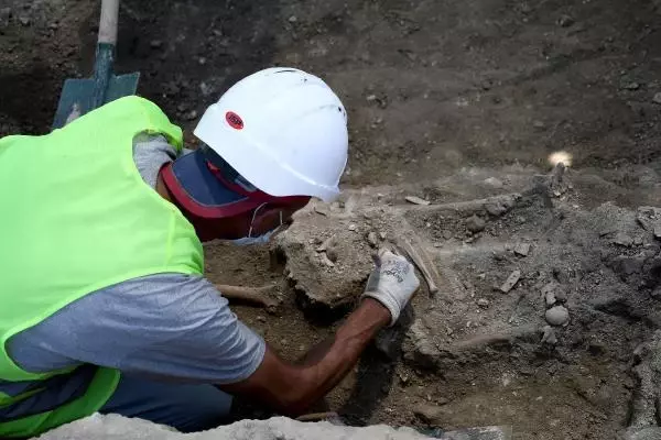Tarihi Kadıkalesi kazılarında 13'üncü yüzyıldan kalma insan iskeletleri bulundu Tarihi Kadıkalesi kazılarında 13'üncü yüzyıldan kalma insan iskeletleri bulundu