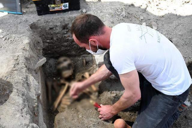 Tarihi Kadıkalesi kazılarında 13'üncü yüzyıldan kalma insan iskeletleri bulundu Tarihi Kadıkalesi kazılarında 13'üncü yüzyıldan kalma insan iskeletleri bulundu
