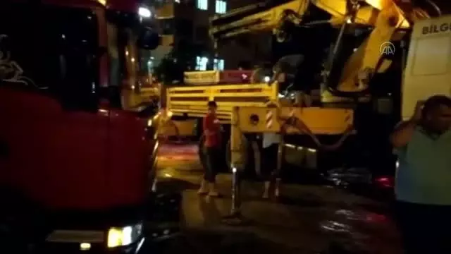Tekerleği yolda oluşan çukura düşen tır, çekiciyle kurtarıldı Tekerleği yolda oluşan çukura düşen tır, çekiciyle kurtarıldı