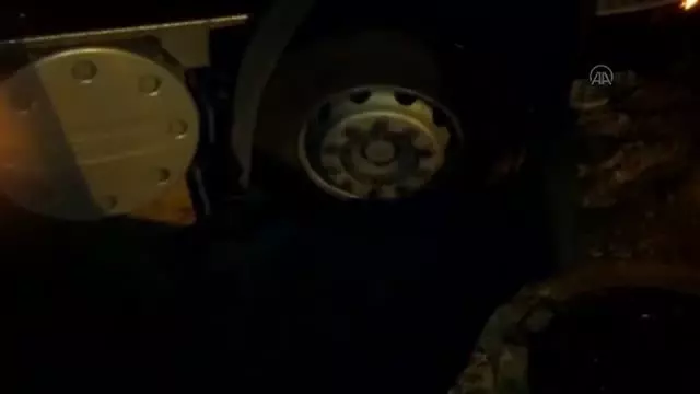 Tekerleği yolda oluşan çukura düşen tır, çekiciyle kurtarıldı Tekerleği yolda oluşan çukura düşen tır, çekiciyle kurtarıldı