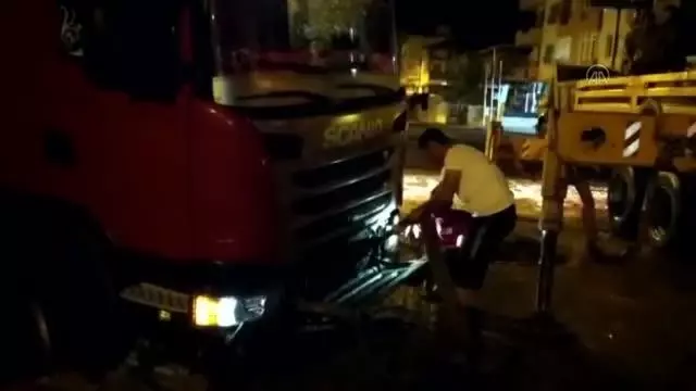 Tekerleği yolda oluşan çukura düşen tır, çekiciyle kurtarıldı Tekerleği yolda oluşan çukura düşen tır, çekiciyle kurtarıldı
