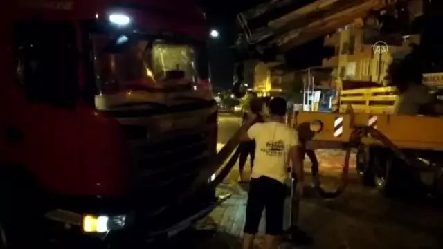 Tekerleği yolda oluşan çukura düşen tır, çekiciyle kurtarıldı Tekerleği yolda oluşan çukura düşen tır, çekiciyle kurtarıldı