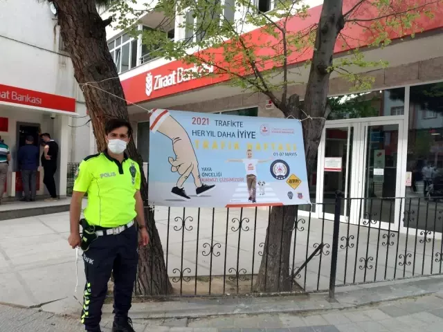 Trafik Haftası dolayısıyla sürücüler bilgilendirildi Trafik Haftası dolayısıyla sürücüler bilgilendirildi