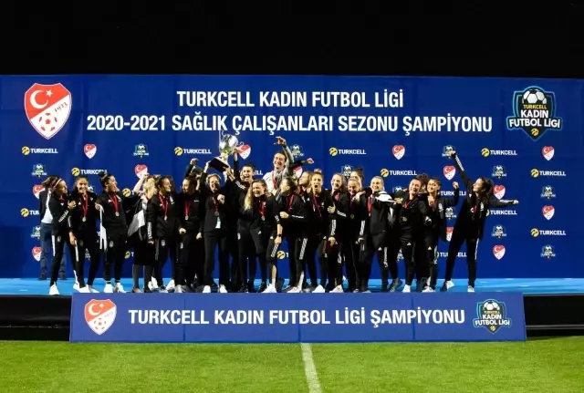 Turkcell Kadın Futbol Ligi'nin ilk ödülü sağlık çalışanlarına Turkcell Kadın Futbol Ligi'nin ilk ödülü sağlık çalışanlarına