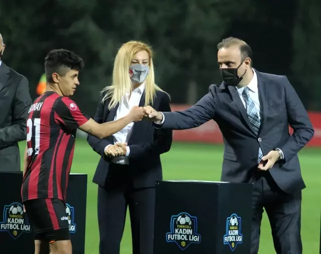 Turkcell Kadın Futbol Ligi'nin ilk ödülü sağlık çalışanlarına Turkcell Kadın Futbol Ligi'nin ilk ödülü sağlık çalışanlarına