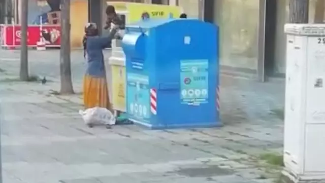 Tuzla'da bir kadın, çocuğunu giysi kumbarasına atarak içindeki tüm kıyafetleri aldı Tuzla'da bir kadın, çocuğunu giysi kumbarasına atarak içindeki tüm kıyafetleri aldı