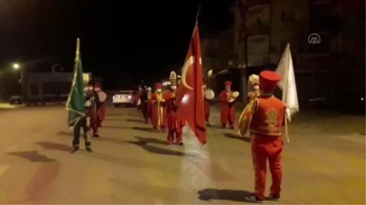 Vatandaşları sahura davulcular yerine mehteran takımı kaldırdı