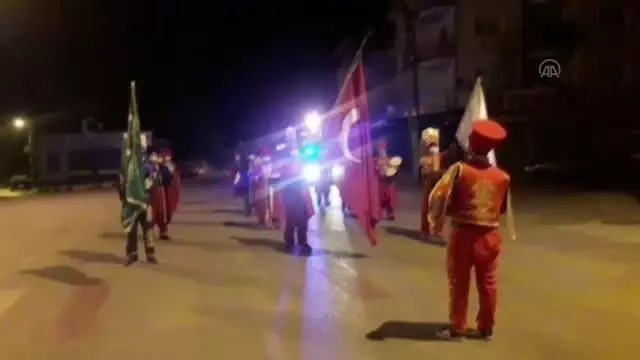 Vatandaşları sahura davulcular yerine mehteran takımı kaldırdı