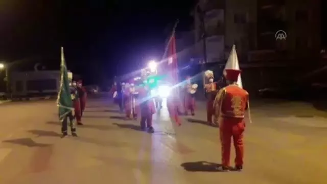 Vatandaşları sahura davulcular yerine mehteran takımı kaldırdı