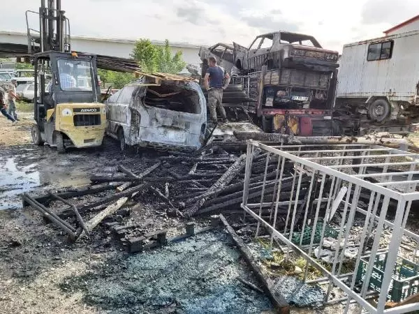 DENİZLİ YEDİEMİN OTOPARKINDA YANGIN, 9 ARAÇ ZARAR GÖRDÜ DENİZLİ YEDİEMİN OTOPARKINDA YANGIN, 9 ARAÇ ZARAR GÖRDÜ
