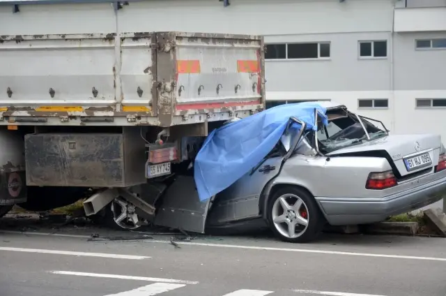 - Yeni aldığı otomobili ile memleketine giderken tırın altında can verdi - Yeni aldığı otomobili ile memleketine giderken tırın altında can verdi
