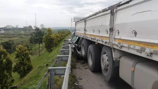 Son dakika: Yeni aldığı otomobille TIR'a çarpan sürücü, hayatını kaybetti