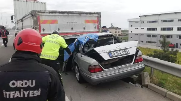 Son dakika: Yeni aldığı otomobille TIR'a çarpan sürücü, hayatını kaybetti
