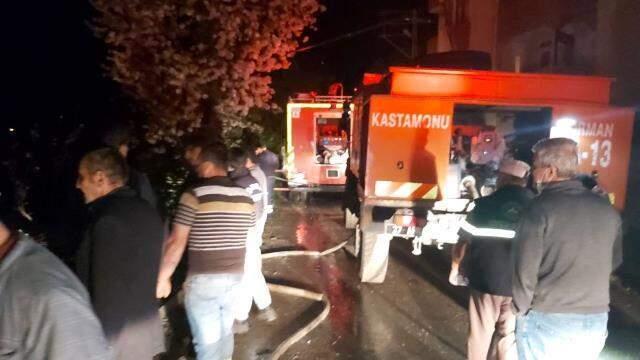 Yıldırım düşmesi sonucu 6 kardeşe ait 6 ev yandı Yıldırım düşmesi sonucu 6 kardeşe ait 6 ev yandı