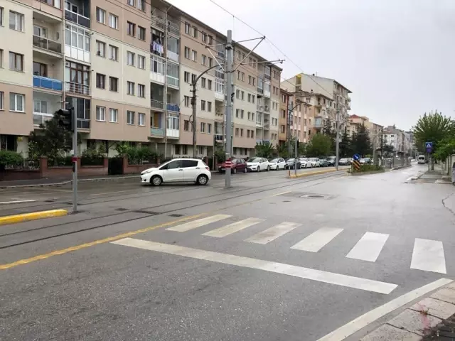Yol ortasındaki direk sürekli kazaya sebep oluyor Yol ortasındaki direk sürekli kazaya sebep oluyor