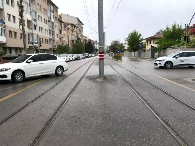 Yol ortasındaki direk sürekli kazaya sebep oluyor Yol ortasındaki direk sürekli kazaya sebep oluyor
