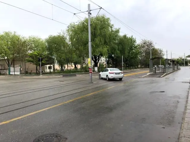 Yol ortasındaki direk sürekli kazaya sebep oluyor Yol ortasındaki direk sürekli kazaya sebep oluyor